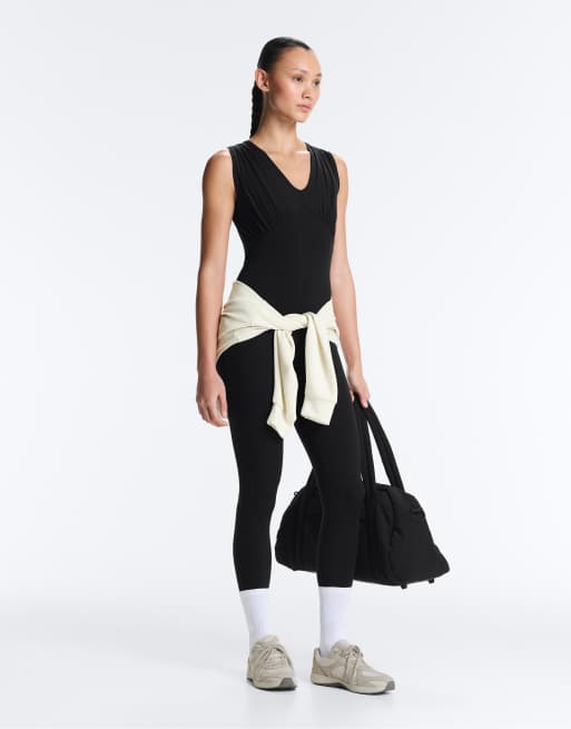 OYSHO - Tuta jumpsuit lunga nera leggera al tatto con scollo a V, 2 di 4