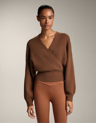 OYSHO - Überkreuzter Rippstrickpullover in Hellbraun-Brown