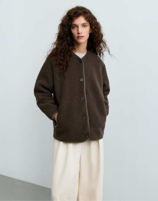 OYSHO veste à col rond en sherpa marron, 2 de 5
