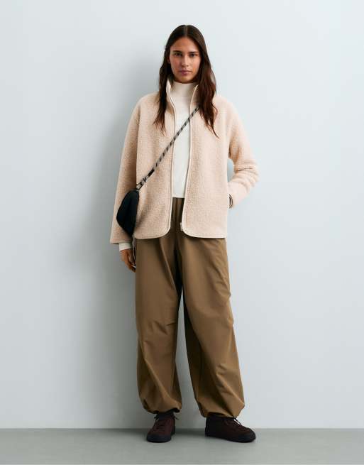 OYSHO veste épaisse à col montant en mouton synthétique crème, 2 de 5