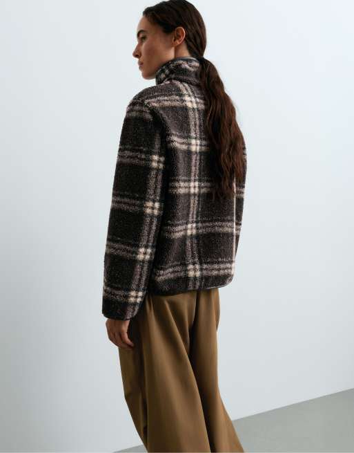 OYSHO veste imitation peau de mouton à carreaux marron, 4 de 5