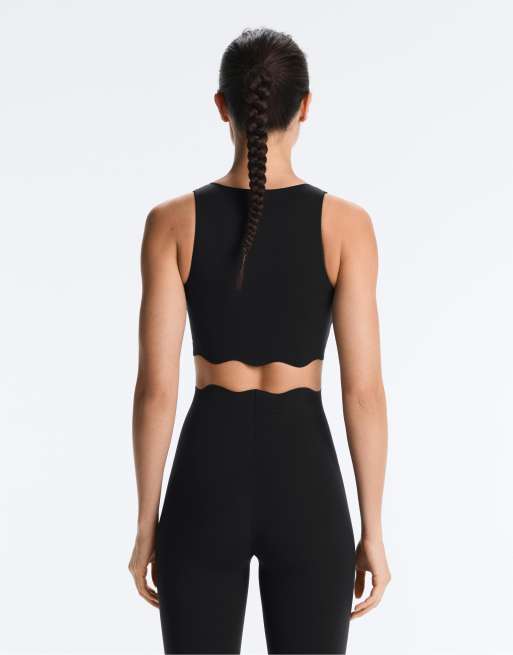 OYSHO Wavy compressive medium-support sports bra in black, 2 of 4