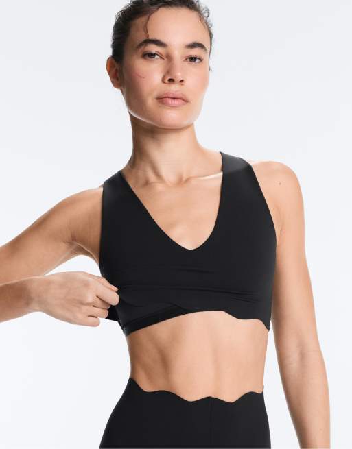 OYSHO Wavy compressive medium-support sports bra in black, 3 of 4