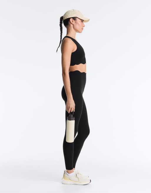 OYSHO Wavy compressive medium-support sports bra in black, 4 of 4