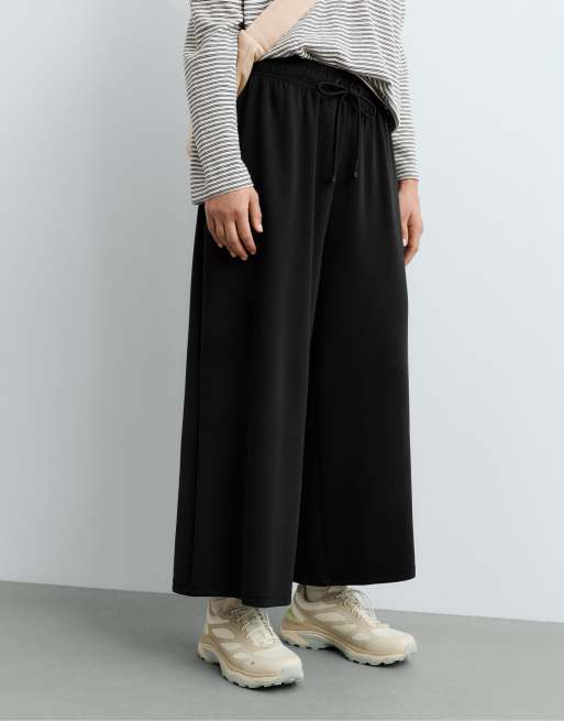 Oysho – Weiche Cropped-Hose aus Modalmix in Schwarz mit weitem Bein, 2 von 5
