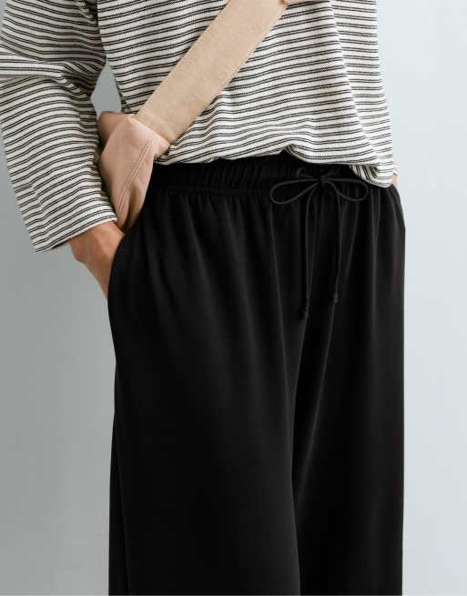 Oysho – Weiche Cropped-Hose aus Modalmix in Schwarz mit weitem Bein, 3 von 5