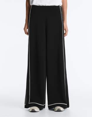 OYSHO - Weiche Hose mti Modal in Schwarz, mit weitem Bein und farblich abgesetzter Paspelierung