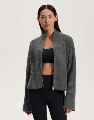 OYSHO - Weiche Strickjacke in Grau mit Rippenmuster