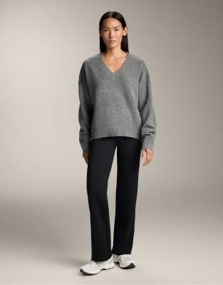 OYSHO - Weicher Strickpullover in Grau meliert mit V-Ausschnitt