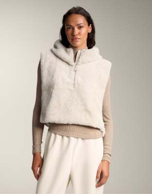 OYSHO - Weste aus Kunstpelz in Steinbeige mit Kapuze-Grau