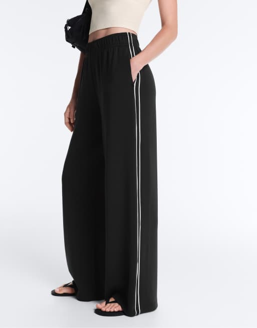 OYSHO Wide-leg modal piping trousers in black, 2 of 4