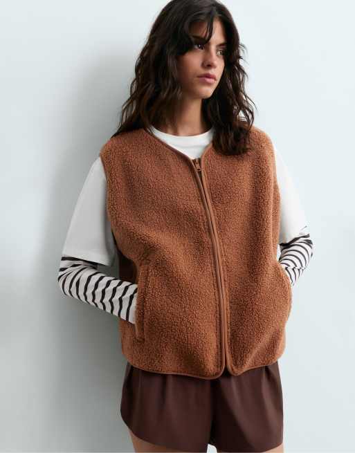 OYSHO Zip-up faux-shearling gilet in camel, 2 of 7