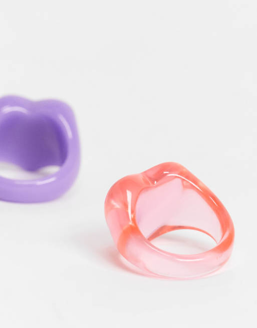Pack de 2 anillos de color rosa y violeta con diseño de corazones de plástico de ASOS DESIGN Curve, 4 de 4