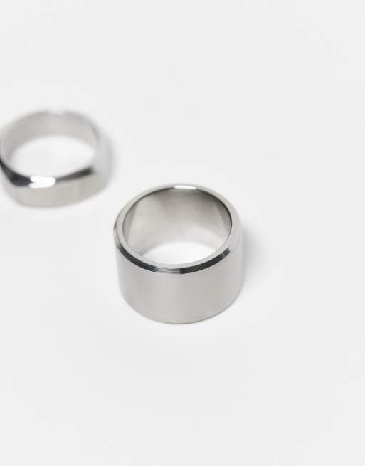 Pack de 2 anillos de tono plateado cepillado de bandas variadas de acero inoxidable resistente al agua de ASOS DESIGN  , 2 de 3