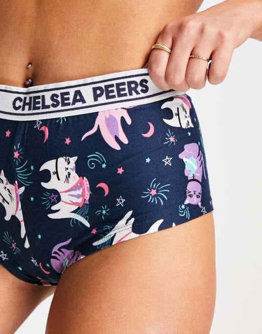 Pack de 2 braguitas estilo bóxer con estampado de gatos en el espacio de Chelsea Peers, 3 de 4