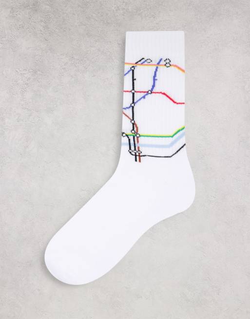 Pack de 2 calcetines deportivos blancos con diseño del metro de Londres de ASOS DESIGN, 4 de 4