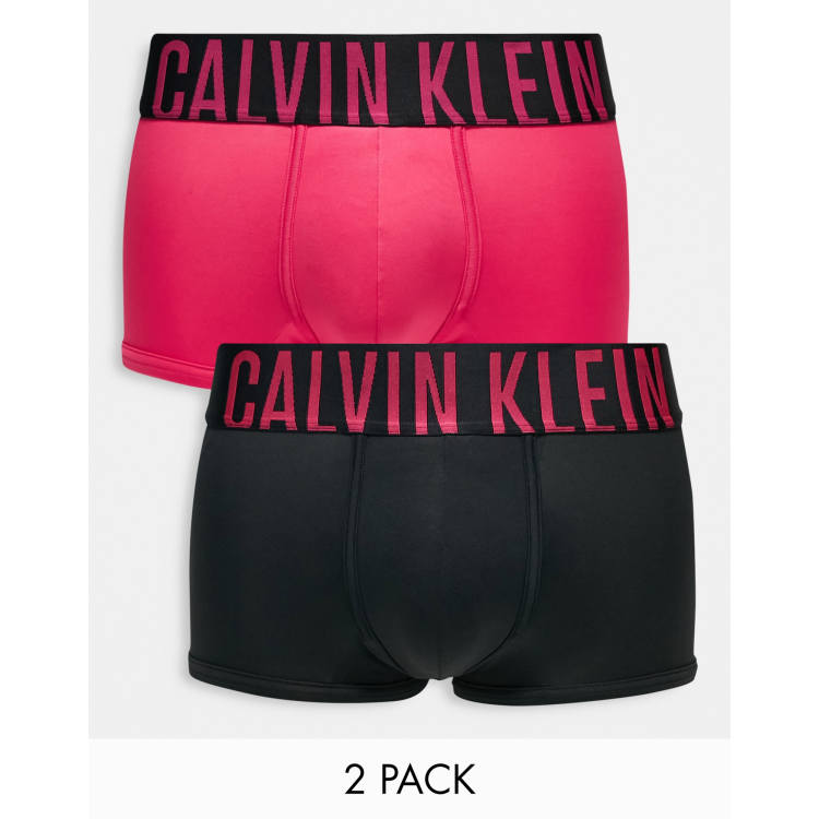 Pack de 2 calzoncillos negros y rosas de talle bajo con diseno en contraste de Calvin Klein ASOS