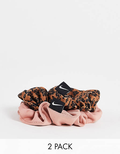 Mujer Accesorios para el pelo | Pack de 2 coleteros fruncidos de color rosa y estampado de leopardo de Nike - NQ52697