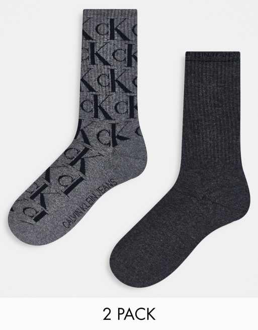 Pack de 2 pares de calcetines deportivos de color gris y negro con monograma John de Calvin Klein