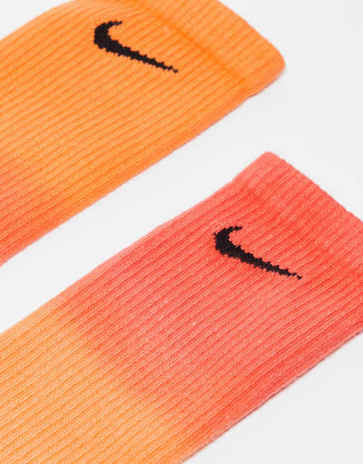 Pack de 2 pares de calcetines rojos y naranjas degradados Everyday Plus Cushioned de Nike, 2 de 4
