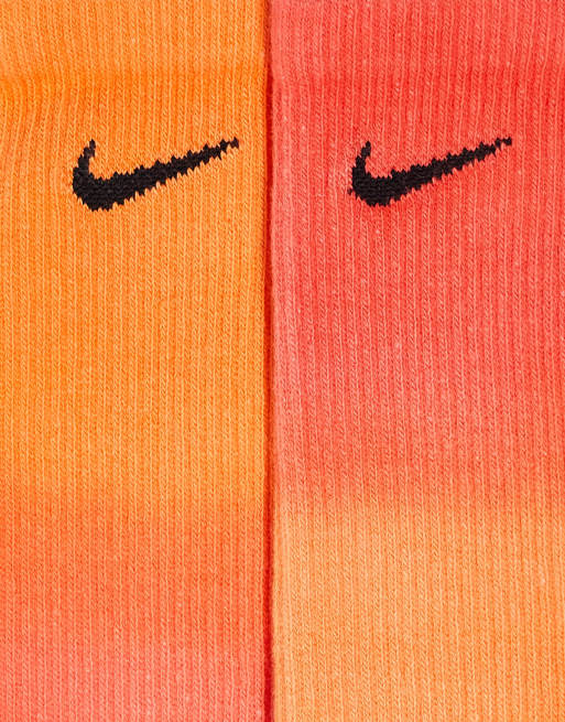 Pack de 2 pares de calcetines rojos y naranjas degradados Everyday Plus Cushioned de Nike, 3 de 4