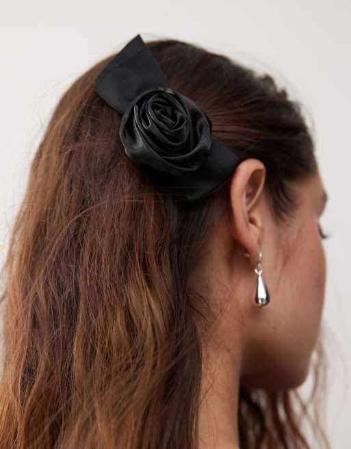 Pack de 2 pasadores con flor roja y negra de Reclaimed Vintage, 3 de 4