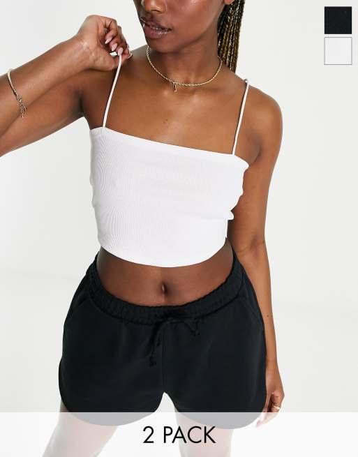 Pack de 2 tops cortos de color blanco y negro de tirantes finos de Miss Selfridge 