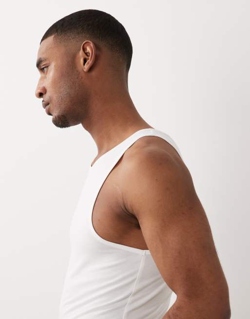 Pack de 2 camisetas blancas básicas ajustadas de tirantes Essentials de ASOS DESIGN, 4 de 5