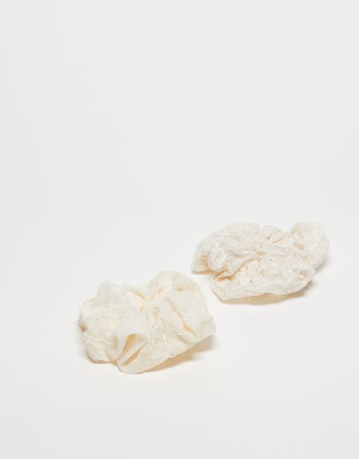 Pack de 2 coleteros abullonados de color blanco y beis con bordados florales de & Other Stories