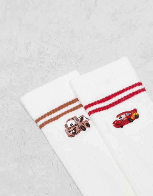 Pack de 2 pares de calcetines blancos con bordado de Rayo McQueen y Mate de Disney Pixar de ASOS DESIGN, 2 de 3