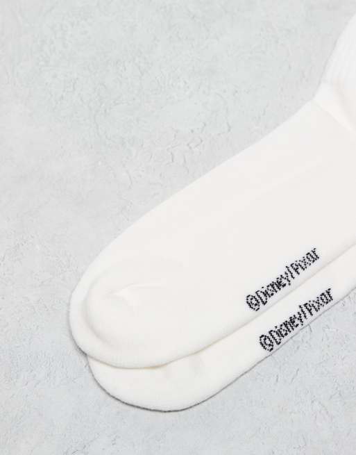 Pack de 2 pares de calcetines blancos con bordado de Rayo McQueen y Mate de Disney Pixar de ASOS DESIGN, 3 de 3