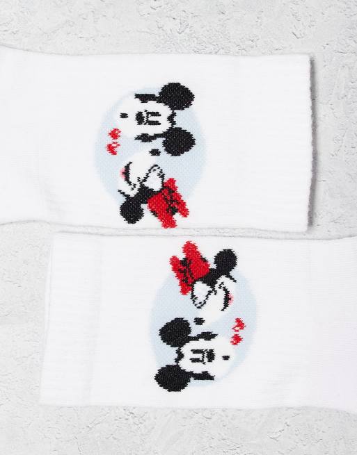Pack de 2 pares de calcetines blancos con diseños gráficos de Mickey y Minnie de Disney de ASOS DESIGN, 2 de 3