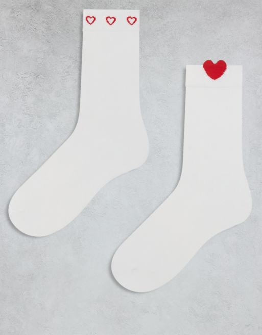 Pack de 2 pares de calcetines blancos de caña alta con detalle de corazones rojos de Monki