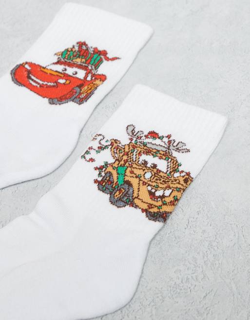 Pack de 2 pares de calcetines blancos para Navidad con estampado gráfico de "Cars" de Disney Pixar de ASOS DESIGN, 3 de 3