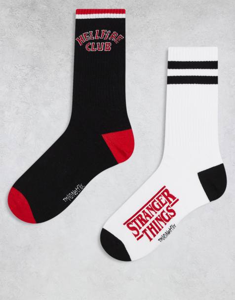 Pack de 2 pares de calcetines de color blanco y negro con diseño gráfico de "Stranger Things" de ASOS DESIGN - view 1