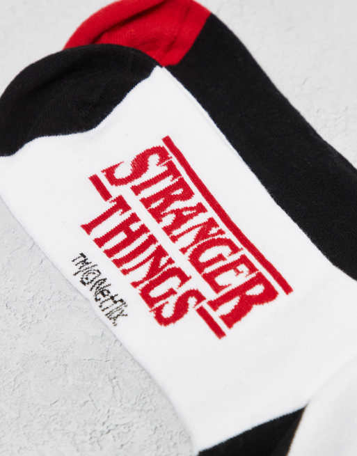 Pack de 2 pares de calcetines de color blanco y negro con diseño gráfico de "Stranger Things" de ASOS DESIGN , 3 de 3