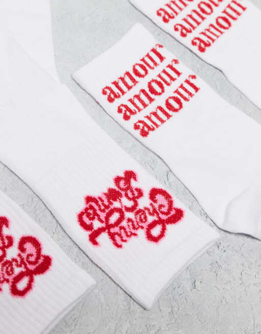 Pack de 2 pares de calcetines de color blanco y rojo con estampado de texto de PIECES, 3 de 3