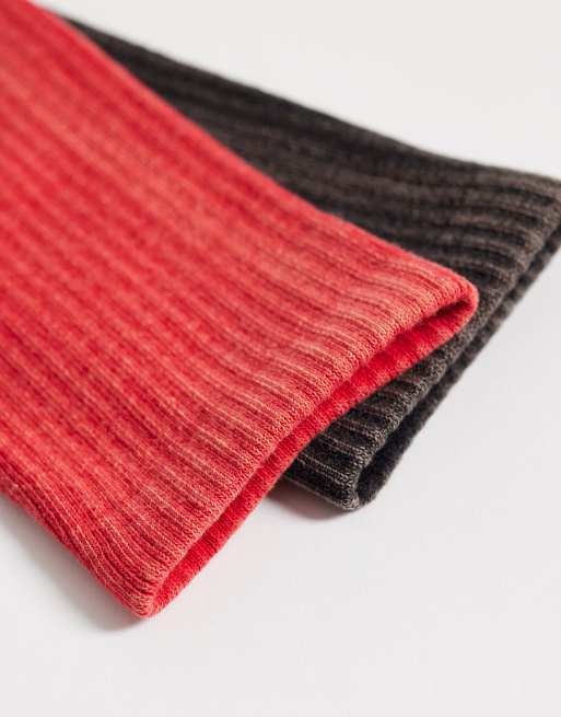Pack de 2 pares de calcetines de color rojo lavado y negro de caña alta de canalé de Weekday, 3 de 3