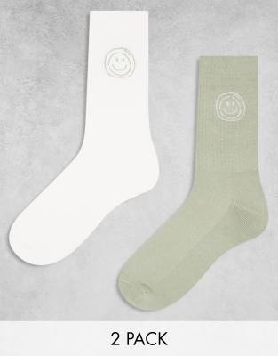 Pack de 2 pares de calcetines deportivos de color verde y crudo con bordado de cara sonriente de ASOS DESIGN