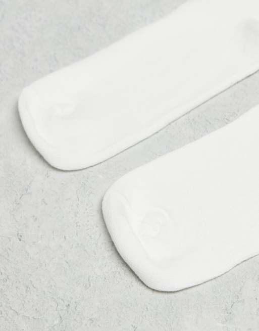 Pack de 2 pares de calcetines tobilleros blancos con borde de volantes de ASOS DESIGN, 3 de 3