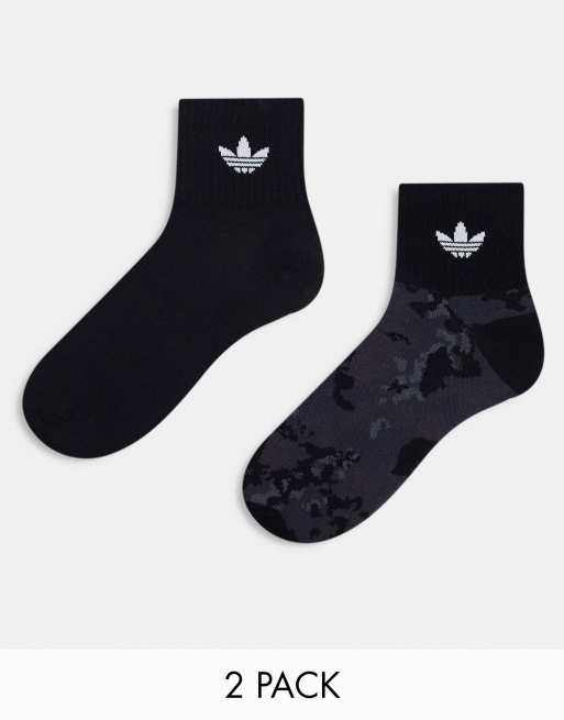 Pack de 2 pares de calcetines tobilleros negros con estampado de camuflaje de adidas Originals 