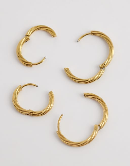Pack de 2 pendientes de aro pequeños dorados con diseño retorcido de acero inoxidable resistente al agua de ASOS DESIGN, 4 de 4