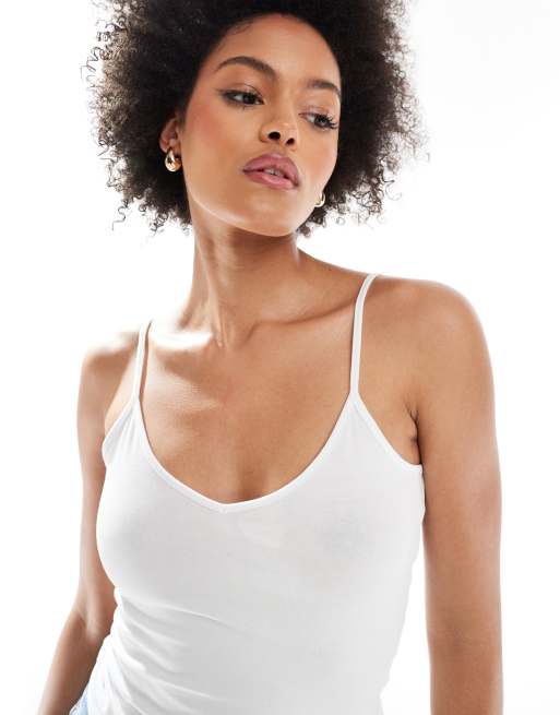 Pack de 2 tops de color blanco y negro de tirantes de punto de Vero Moda Tall, 3 de 4