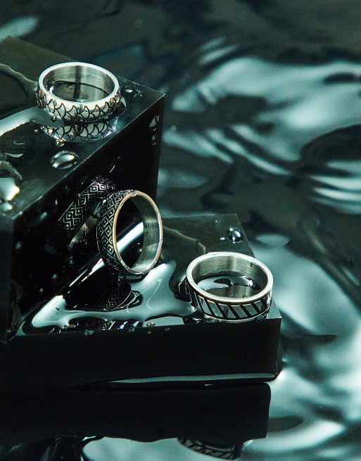 Pack de 3 anillos plateados con diseños lineales grabados de acero inoxidable resistente al agua de ASOS DESIGN