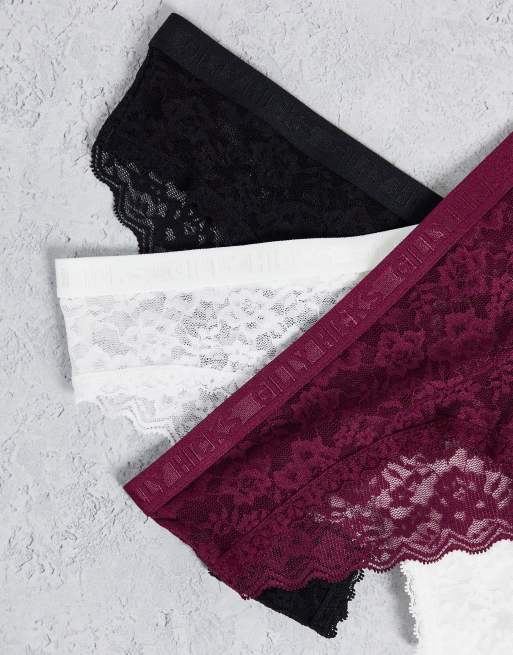 Pack de 3 braguitas de varios colores con diseño coqueto de encaje de Gilly Hicks, 3 de 4