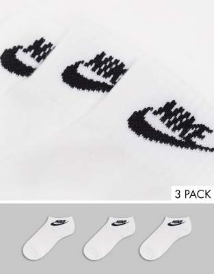 nike de color blanco y negro