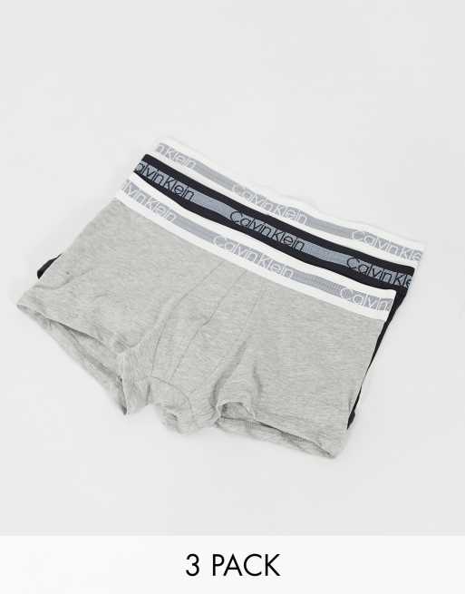 Pack de 3 calzoncillos en blanco, negro y gris con logotipo en la cintura de Calvin Klein