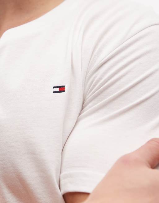 Pack de 3 camisetas de color azul marino, blanco y caqui de Tommy Hilfiger, 5 de 5