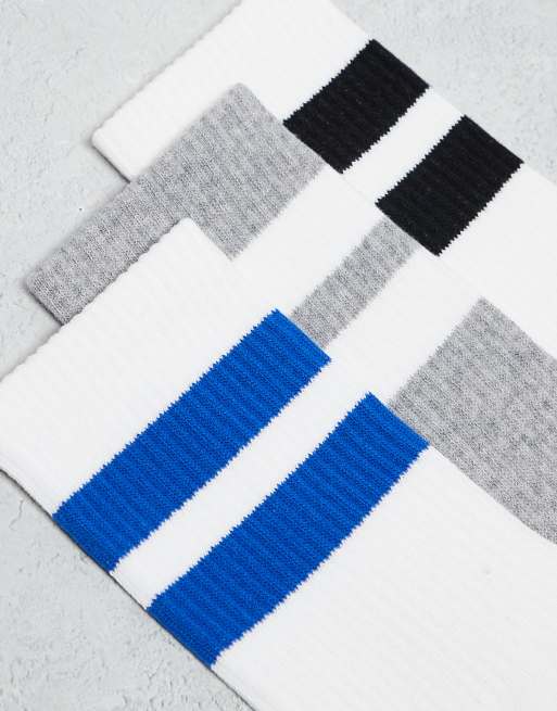 Pack de 3 pares de calcetines de color blanco y gris jaspeado con rayas deportivas de Weekday, 2 de 3
