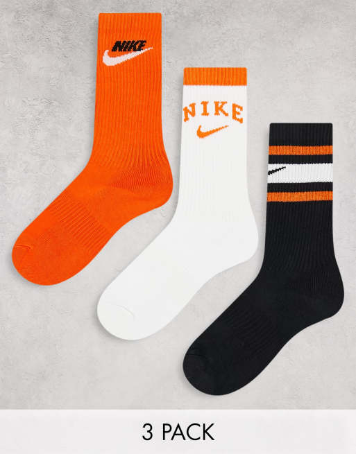 Pack de 3 pares de calcetines deportivos de color blanco, negro y naranja con diseño retro de Nike Training